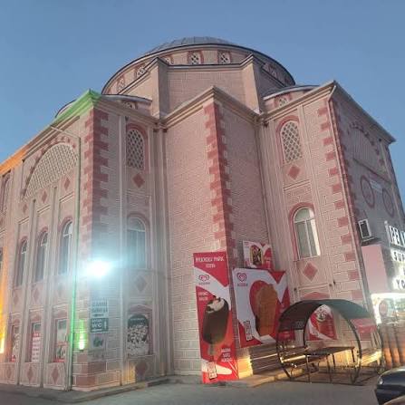 gidadedektifi's tweet photo. Kastamonu'nun Tosya ilçesinde İpekyolu Camii'nin giriş katında süpermarket açıldığı ve camii dış cephesini de kaplayacak şekilde dış mekanı boykot markasının ürünleriyle kapladığı görülüyor.
Camileri ticaretlerine alet edip, bunu da gövde gösterisine dönüştürenlere acilen müdahale edilmesini bekliyoruz.
https://t.co/gU5iWQKWvZ
@diyanetbasin 
@TC_istanbul 
@ticaret