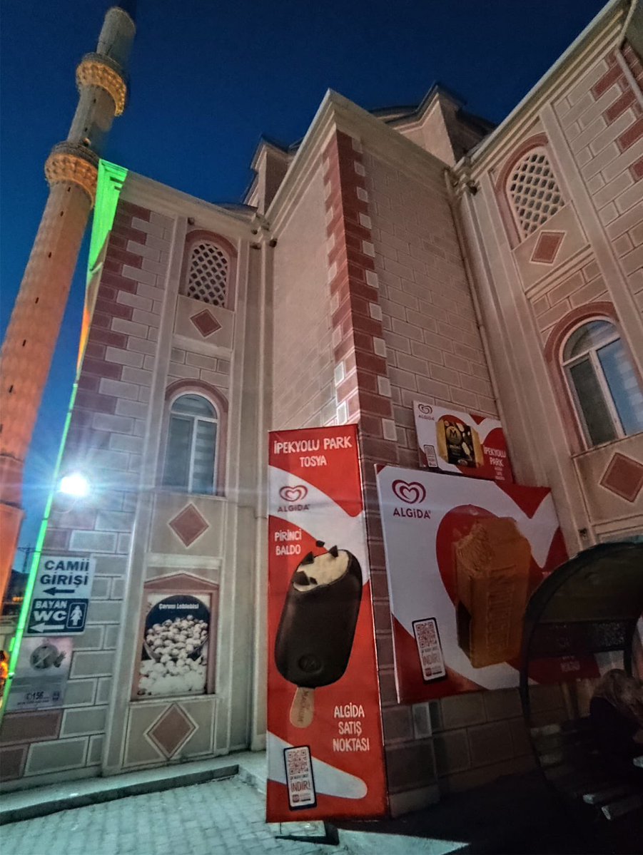 gidadedektifi's tweet photo. Kastamonu'nun Tosya ilçesinde İpekyolu Camii'nin giriş katında süpermarket açıldığı ve camii dış cephesini de kaplayacak şekilde dış mekanı boykot markasının ürünleriyle kapladığı görülüyor.
Camileri ticaretlerine alet edip, bunu da gövde gösterisine dönüştürenlere acilen müdahale edilmesini bekliyoruz.
https://t.co/gU5iWQKWvZ
@diyanetbasin 
@TC_istanbul 
@ticaret