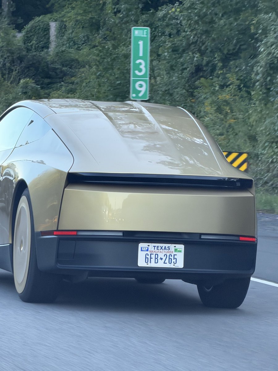 an0ym0u5's tweet photo. The panel gaps are definitely not within spec here in PA! @robotaxi @Tesla https://t.co/6jFSmlyXV8