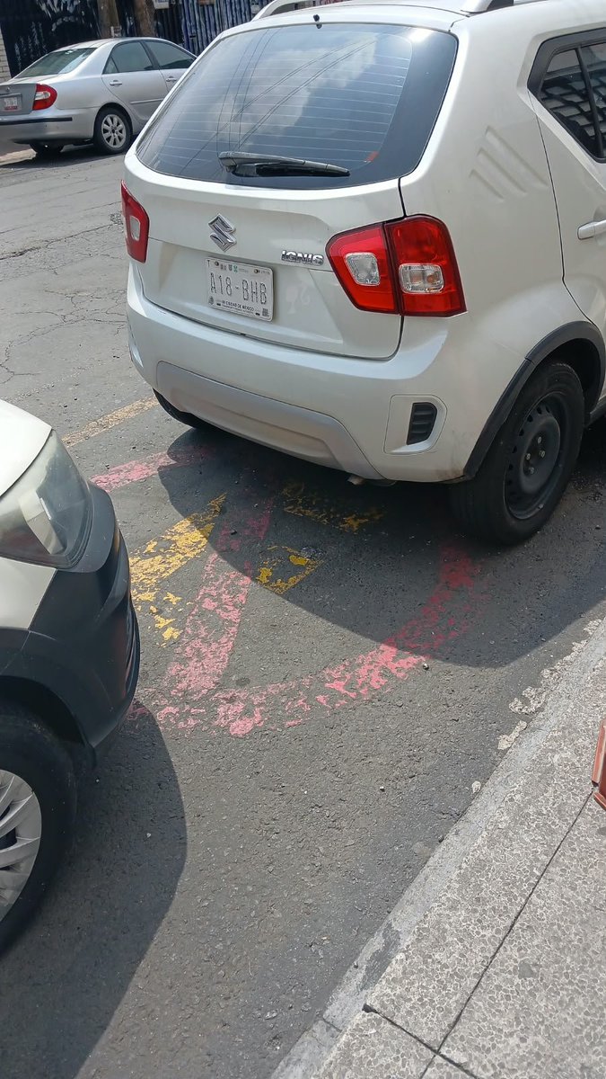 RodrigoGarPerez's tweet photo. Se requiere su apoyo para el retiro de una unidad que está desde el viernes 11 de septiembre y obstaculiza el ingreso de proveedores, generando que los camiones hagan doble fila sobre calle Centenario. Esto está ubicado en calle centenario 520, alcaldía azcapotzalco. @OVIALCDMX https://t.co/M21GgzCRUk