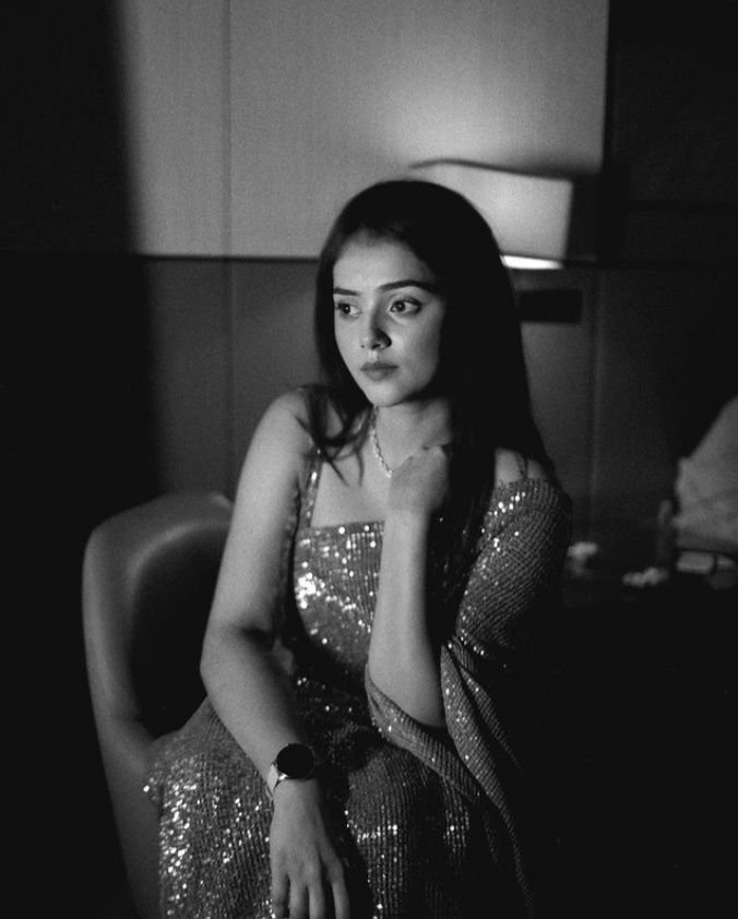 MALLIKAXKITTU's tweet photo. A timeless monochrome elegance, looking absolutely stunning in a shimmering outfit.🖤✨📸

THE WORLD SHINES FOR MALLIKA
#Mallikas26thBirthday https://t.co/03y6QcpQ6J