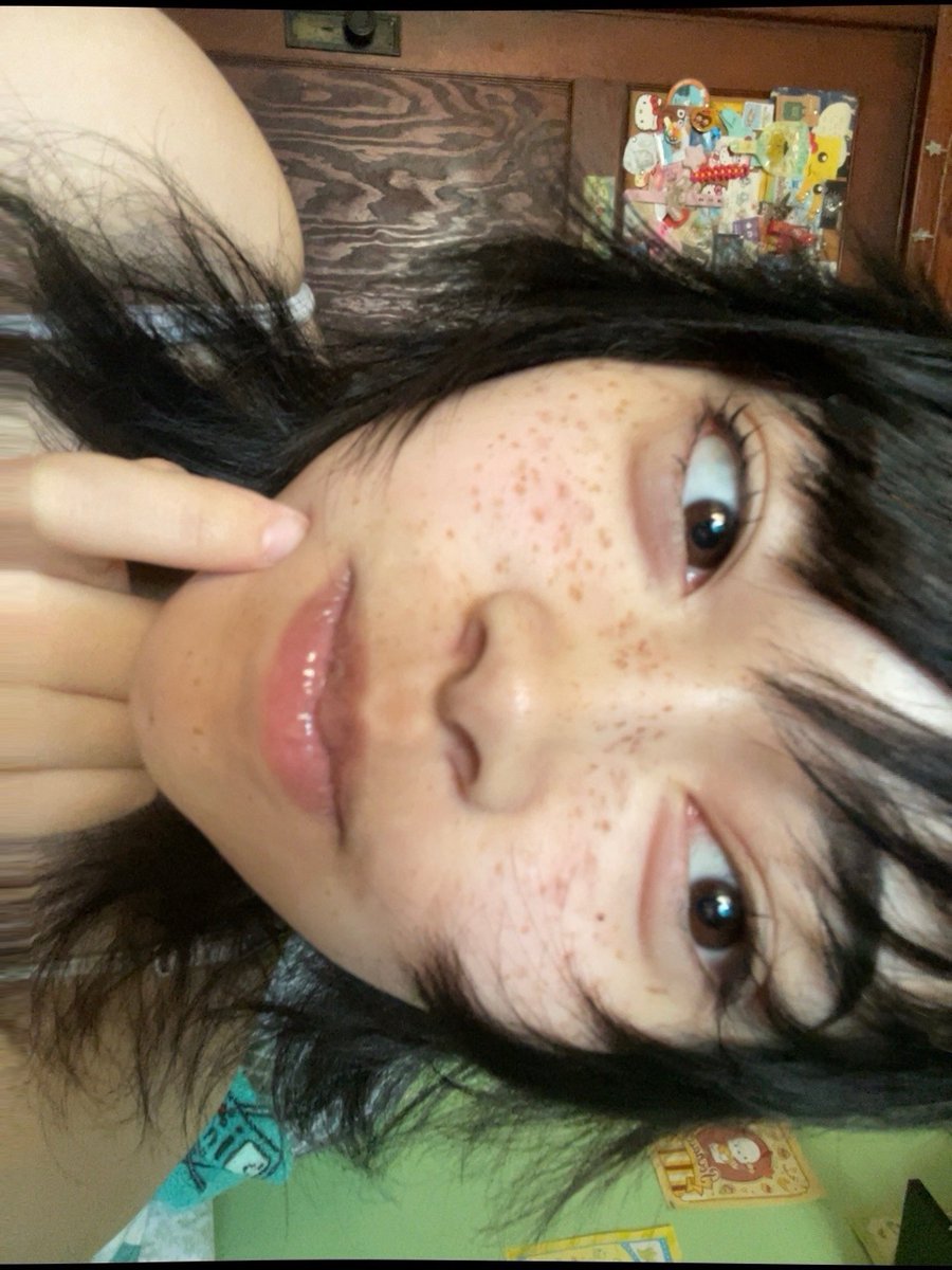 maimentomori's tweet photo. my freckles this morninggg :> https://t.co/RxGK8lhwft