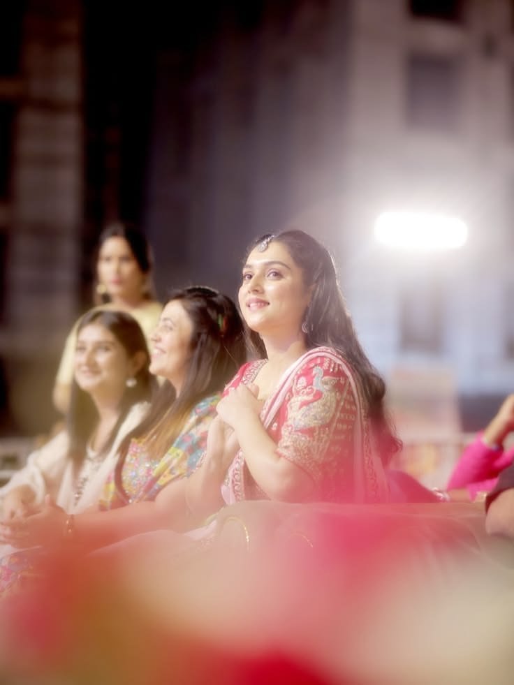 MALLIKAXKITTU's tweet photo. Looking up with hope and a sweet smile, glowing in traditional attire! ✨🌸

THE WORLD SHINES FOR MALLIKA
#Mallikas26thBirthday https://t.co/mMuycY6Z9v
