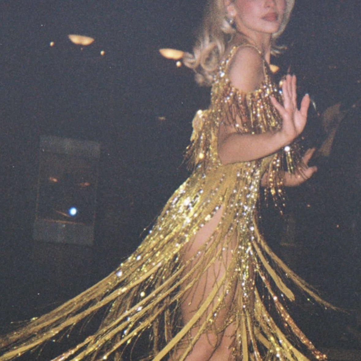 sabrinacervo's tweet photo. descanse em paz bob mackie!!!❤️‍🩹 você sabia vestir nossa menina melhor do que ninguém https://t.co/j5InfOMfdg