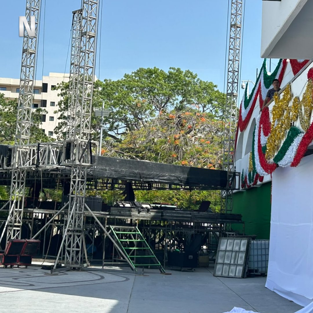 novedadesqroo's tweet photo. 🎤🇲🇽 Comienza la instalación del escenario para el concierto de Lucero y Mijares en la explanada de la Plaza de la Reforma de Cancún, donde se presentarán la noche del 15 de septiembre como parte de los festejos patrios🎶

📸: Gilda Piña https://t.co/xgEWbGII9d