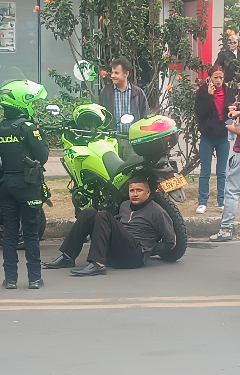 dagu_ska's tweet photo. @ColombiaOscura la policía agarro a un malandro en el complejo Logístico San Cayetano al parecer le dieron un par de consejos https://t.co/YZ1BIG2433