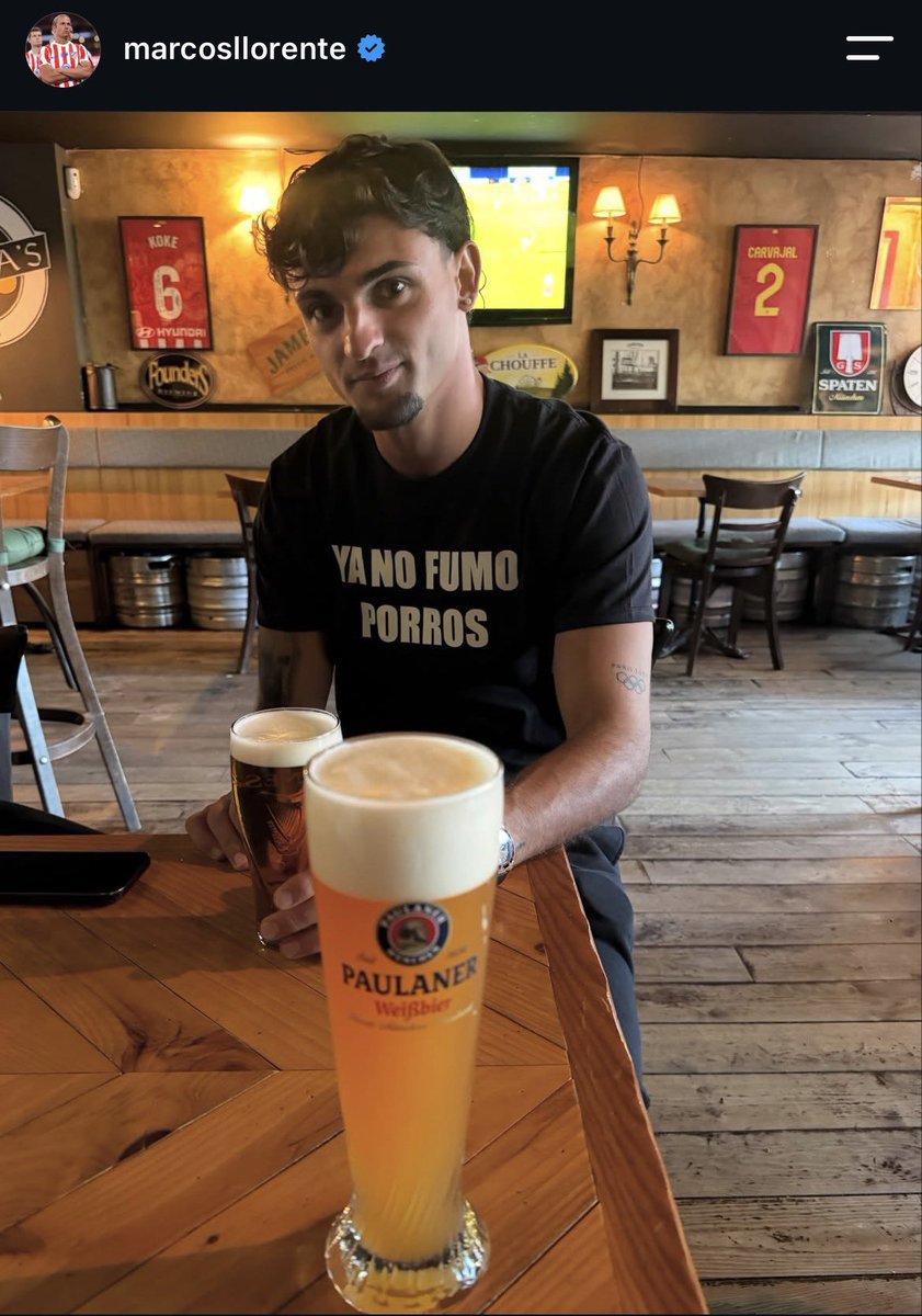 DAMIANISM0's tweet photo. obsesionada con esta foto y las capas que tiene....empezando por la cerveza de llorente que podría tumbar a un elefante, pubill en segundo plano con la ya no fumo porros camiseta, el número 2 de carvajal detrás, las sillas del bar que fueron fabricadas durante la dictadura...pff https://t.co/7ndwm9gILb