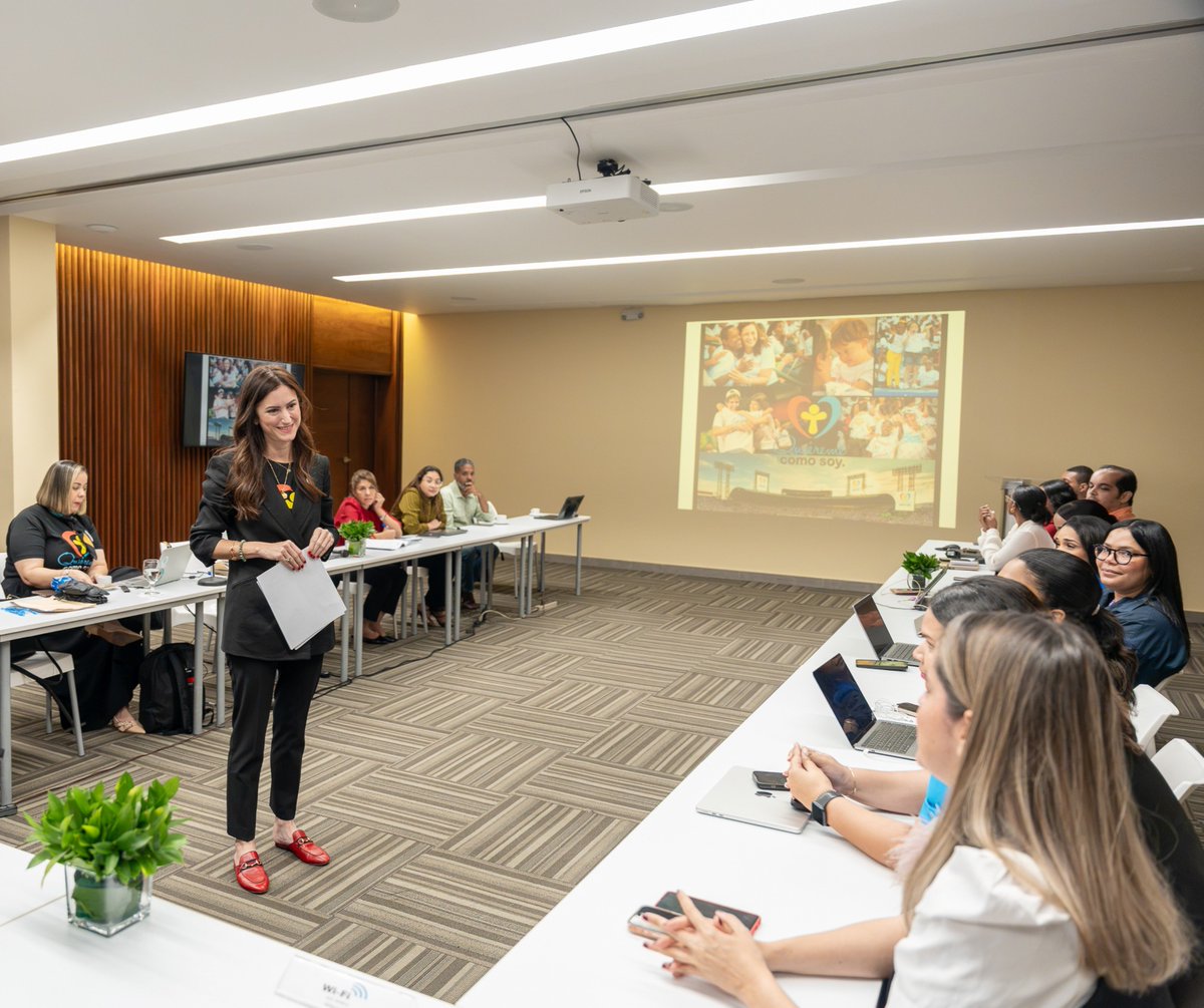 airdmedia's tweet photo. Hoy, el equipo de la Asociación de Industrias de la República Dominicana (AIRD) compartió un espacio de sensibilización junto a la Fundación Quiéreme Como Soy (@mequierecomosoy), para acercarnos a una mayor comprensión de la discapacidad y la neurodiversidad, y reflexionar sobre la importancia de construir entornos más inclusivos.

Más que hablar de diferencias, se trata de reconocer capacidades, derribar prejuicios y crear espacios donde cada persona pueda encontrar oportunidades para aportar, desarrollarse y sentirse parte.

En la AIRD creemos que una cultura verdaderamente inclusiva se construye con conocimiento, empatía y acciones concretas, porque una sociedad más inclusiva comienza también en nuestros espacios de trabajo, cuando aprendemos a hacer espacio para todos.

Durante el encuentro también conocimos Abraza, un proyecto que promueve la inclusión laboral,  educativa, deportiva y social.

Gracias Rosa Mary Rodríguez, Rosanna Santana y Patricia Castillo por compartir sus conocimientos, experiencias y herramientas para ayudarnos a seguir construyendo una cultura más consciente e inclusiva.