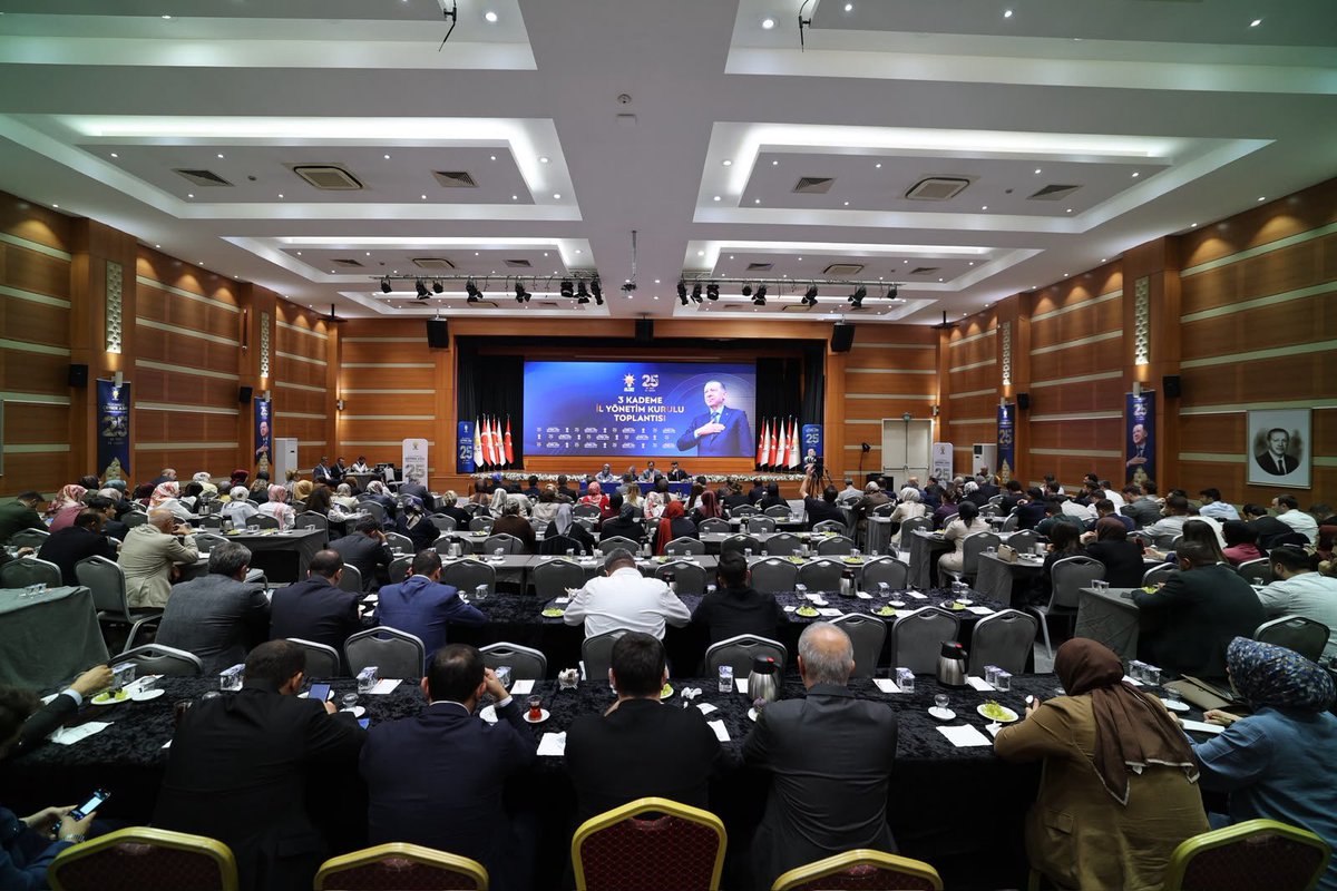 avabdullahguler's tweet photo. AK Parti İstanbul İl Başkanımız Abdullah Özdemir ve teşkilat mensuplarımızın ev sahipliğinde, ana kademe, kadın kolları ve gençlik kolları yönetim kurulu üyelerimize, #TerörsüzTürkiye sürecinin önemli bir adımı olan "Milli Dayanışma ve Toplumsal Bütünleşmenin Güçlendirilmesine Dair Kanun" ile ilgili sunumumuzu gerçekleştirdik. 

#TürkiyeYüzyılı hedeflerimiz doğrultusunda temel aşamalardan birisi olan #TerörsüzTürkiye süreci ile ilgili gerçekleştirdiğimiz toplantımıza yoğun katılımları ve misafirperverlikleri için başta İl Başkanımız Abdullah Özdemir olmak üzere tüm teşkilat mensubu kardeşlerimize teşekkür ediyorum. 

#İstanbul'umuzun 39 ilçesinde, fedakarca ve özveriyle emek veren tüm kardeşlerimize çalışmalarında kolaylıklar diliyorum.