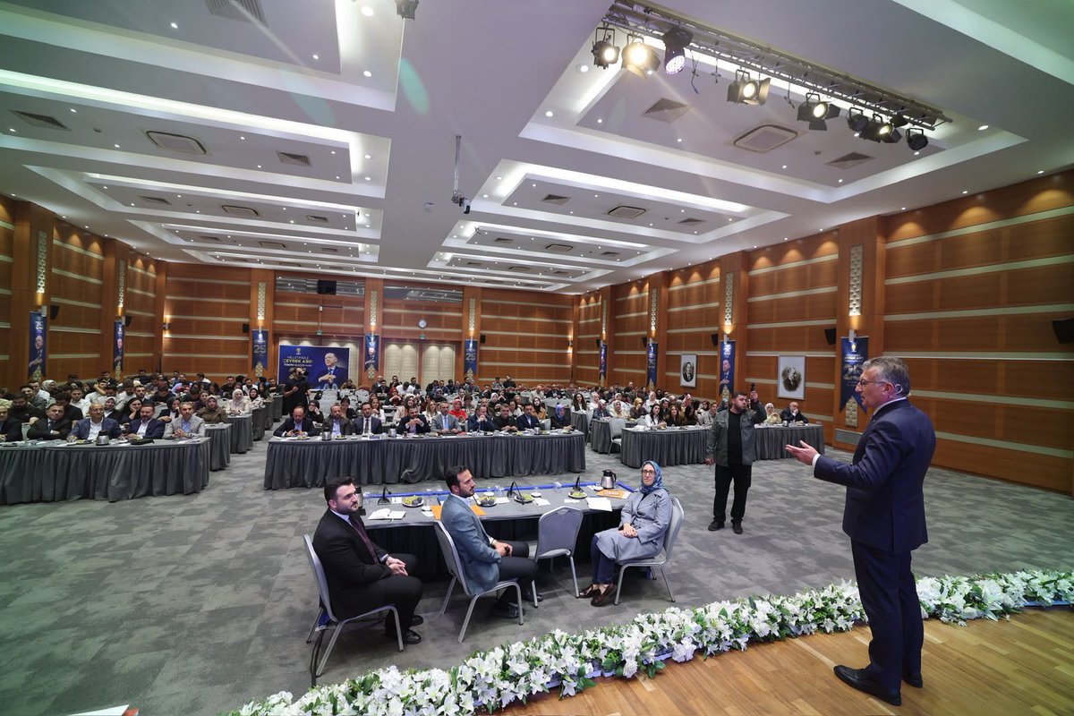 avabdullahguler's tweet photo. AK Parti İstanbul İl Başkanımız Abdullah Özdemir ve teşkilat mensuplarımızın ev sahipliğinde, ana kademe, kadın kolları ve gençlik kolları yönetim kurulu üyelerimize, #TerörsüzTürkiye sürecinin önemli bir adımı olan "Milli Dayanışma ve Toplumsal Bütünleşmenin Güçlendirilmesine Dair Kanun" ile ilgili sunumumuzu gerçekleştirdik. 

#TürkiyeYüzyılı hedeflerimiz doğrultusunda temel aşamalardan birisi olan #TerörsüzTürkiye süreci ile ilgili gerçekleştirdiğimiz toplantımıza yoğun katılımları ve misafirperverlikleri için başta İl Başkanımız Abdullah Özdemir olmak üzere tüm teşkilat mensubu kardeşlerimize teşekkür ediyorum. 

#İstanbul'umuzun 39 ilçesinde, fedakarca ve özveriyle emek veren tüm kardeşlerimize çalışmalarında kolaylıklar diliyorum.