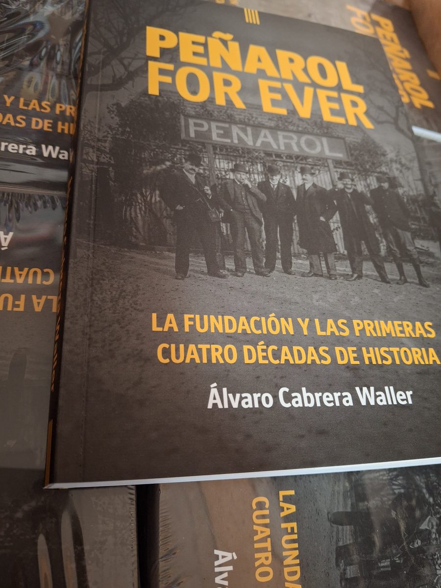 CampeonDelSiglo's tweet photo. Peñarol For Ever - La fundación y las primeras cuatro décadas de historia. Se envía a todo el país. Por pedidos me contactan al whatsapp 096 324 883 - El costo es de $ 790. https://t.co/mbUoHzZfmH