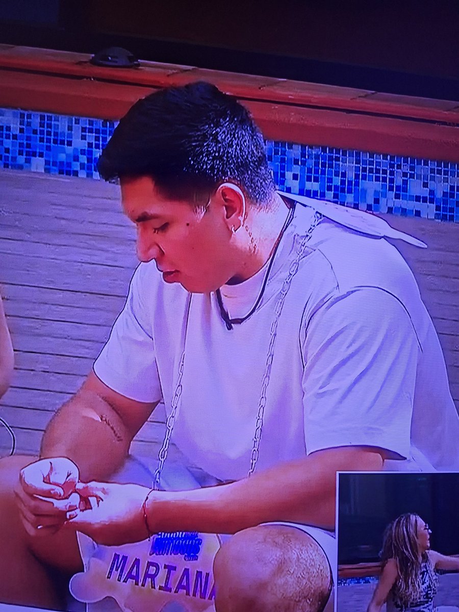 Tialauris's tweet photo. Y este tipo quiere ser cómico o standupero?? Cero improvisación y facilidad de palabra. Ni modo a seguir de bufoncito y pidiendo aplausos para todo. 👏👏
#LaCasaDeLosFamososMx https://t.co/TAdVT9hMca