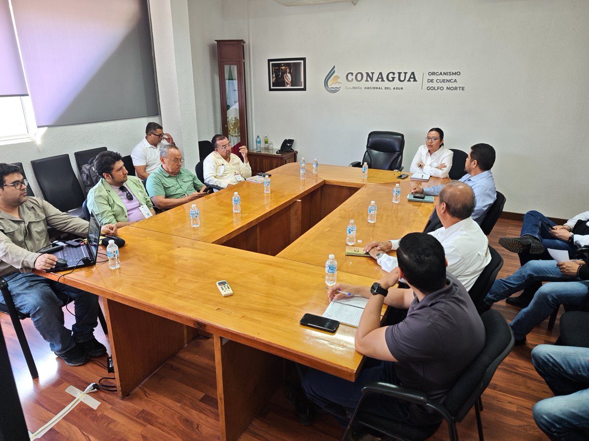 ConaguaOCGNte's tweet photo. Con el objetivo de coordinar esfuerzos para la próxima jornada de limpieza del Río San Marcos, #Conagua realizó una reunión previa con autoridades de los distintos órdenes de gobierno, asociaciones civiles y representantes del sector educativo del estado.

La suma de esfuerzos entre instituciones y sociedad es fundamental para promover el cuidado de nuestros ríos, fortalecer la cultura ambiental y construir un entorno más limpio y saludable para todas y todos.