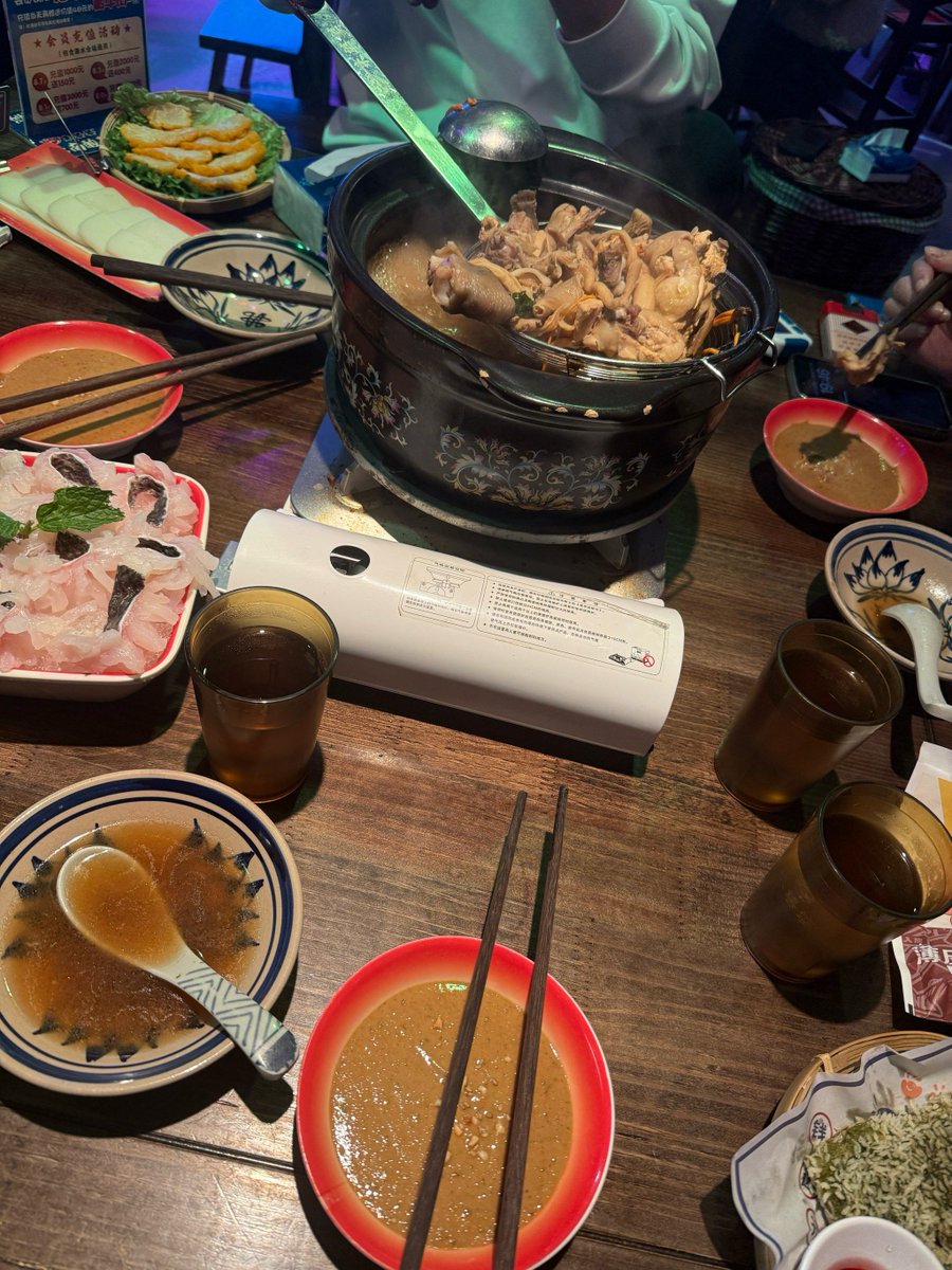 Earnestinebr5hy's tweet photo. Late night craving hits my cozy street stall—warm miso soup + grilled pork skewers keep the cold away, and soft chatter of late stragglers feels like a hug for the tired soul. https://t.co/i5B7NPYNQP