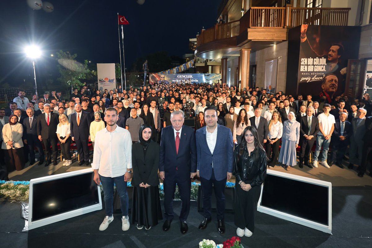 abuyukgumus's tweet photo. Genel Başkanımız ve Cumhurbaşkanımız Sayın @RTErdogan, Samsun Gençlik Buluşması’nda Türkiye’nin dört bir yanından gelen genç kardeşlerimizle bir araya geldi.

Gençliğe güvenen, gençlerin sözünü ve heyecanını siyasetin merkezinde gören bu anlayış, AK Parti’mizin en güçlü dayanaklarından biridir.

Bir kez daha gördük ki Cumhurbaşkanımızın liderliğinde Türkiye Yüzyılı hedeflerine inançla yürüyen güçlü bir gençlik var. 🇹🇷