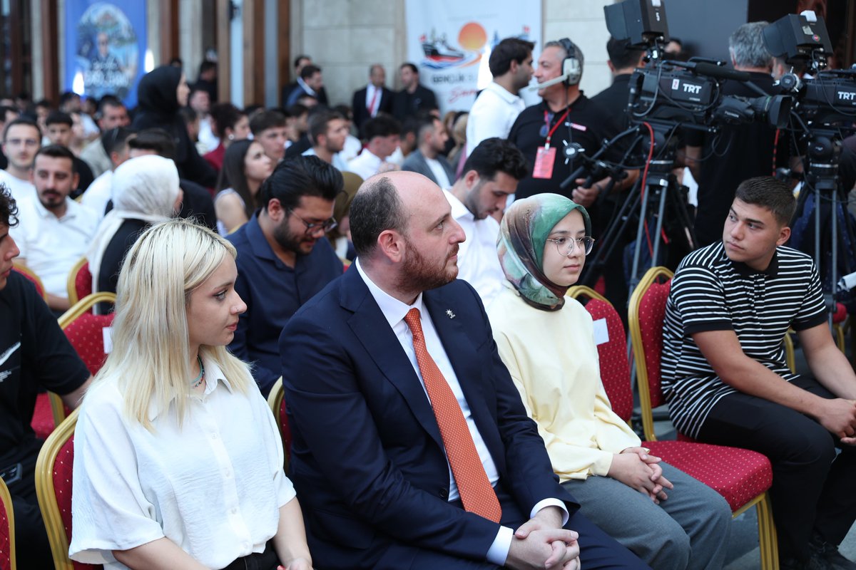 abuyukgumus's tweet photo. Genel Başkanımız ve Cumhurbaşkanımız Sayın @RTErdogan, Samsun Gençlik Buluşması’nda Türkiye’nin dört bir yanından gelen genç kardeşlerimizle bir araya geldi.

Gençliğe güvenen, gençlerin sözünü ve heyecanını siyasetin merkezinde gören bu anlayış, AK Parti’mizin en güçlü dayanaklarından biridir.

Bir kez daha gördük ki Cumhurbaşkanımızın liderliğinde Türkiye Yüzyılı hedeflerine inançla yürüyen güçlü bir gençlik var. 🇹🇷