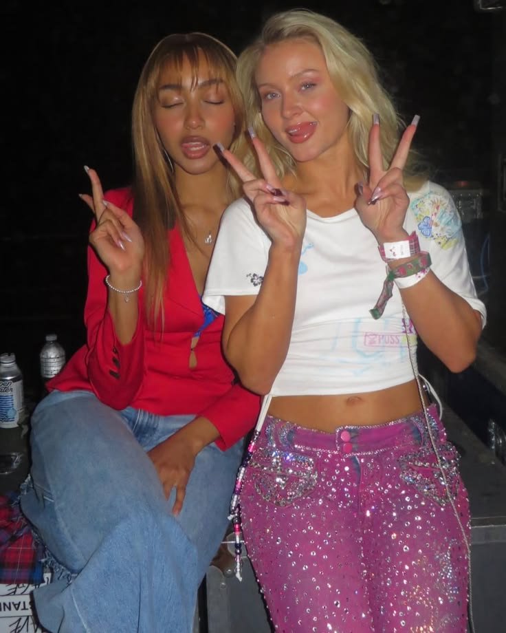 Zlutvision's tweet photo. 🚨 Pinkpantheress &amp; zara larsson comment on mackelmore's post https://t.co/6KimwVS3O5
