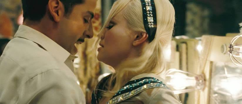 TheCinePlus's tweet photo. El tema de las mujeres no me sorprende, es común en su filmografía. Snyder siente que para enaltecer a una mujer debió haber sido agredida anteriormente por un pedofilo, acosador o violador.

Esto se puede ver desde Sucker Punch, Rebel Moon y hasta hay un poco de eso en Army The Dead con el personaje de Ella Purnell. 

No sabe como tratar como crear personajes femeninos sin que hayan sufrido alguna agresión masculina de por medio, y muchos de esos personajes se quedan en eso, en solo víctimas.

Increíble excepción que fue Wonder Woman.