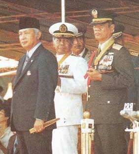 admkuznetsov45's tweet photo. Jadi dulu zaman Pak Harto masih jadi Presiden, Dulu itu ada Investasi dari Perusahaan Semi Konduktor atau merakit komponen chip mau masuk ke Indonesia

Tepatnya Fairchild Semiconductor itu Tahun 70an mau masuk Indonesia dan hampir buka pabrik di CIbubur. 

Sayangnya tidak jadi gara-gara waktu itu Menteri Buruh sekaligus Pangkomkamtib, Laksamana Sudomo itu menolak karena Investasi Fairchild ini padat modal bukan padat karya sehingga tidak menyerap ketenagakerjaan besar

Padahal dulu itu yang prakarsa nya Guru Besar Elektronika ITB, Prof Samaun Samadikun. 

Dan waktu itu di Elektro kampus saya, Peminatan Komputer itu dipersiapkan SDM nya untuk belajar menprogram chip/hardware

Cuman sayangnya nggak jadi karena ya faktor Pemerintah tidak mendukung zaman itu, Akhirnya yang panen siapa ? Malaysia

Pabrik kayak Fairchild, Texas Instrument dll akhirnya buka di Malaysia tepatnya di Bayan Lepas, Penang.