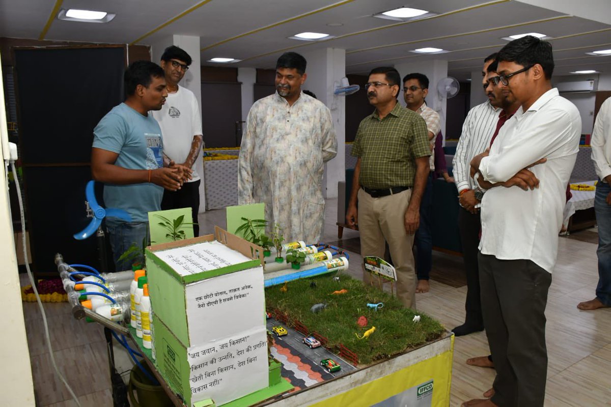 pksingh_iffco's tweet photo. विश्वकर्मा पूजा–2026 के अवसर पर आयोजित ‘बेस्ट आउट ऑफ वेस्ट प्रतियोगिता’ को मिले अभूतपूर्व उत्साह ने सभी को आनंदित कर दिया। महिलाओं, पुरुषों एवं विद्यार्थियों ने अनुपयोगी वस्तुओं को उपयोगी और आकर्षक कलाकृतियों में बदलकर अपनी प्रतिभा के साथ पर्यावरण संरक्षण का सुंदर संदेश दिया। ♻️✨

#BestOutOfWaste #विश्वकर्मा_पूजा #IFFCOKalol