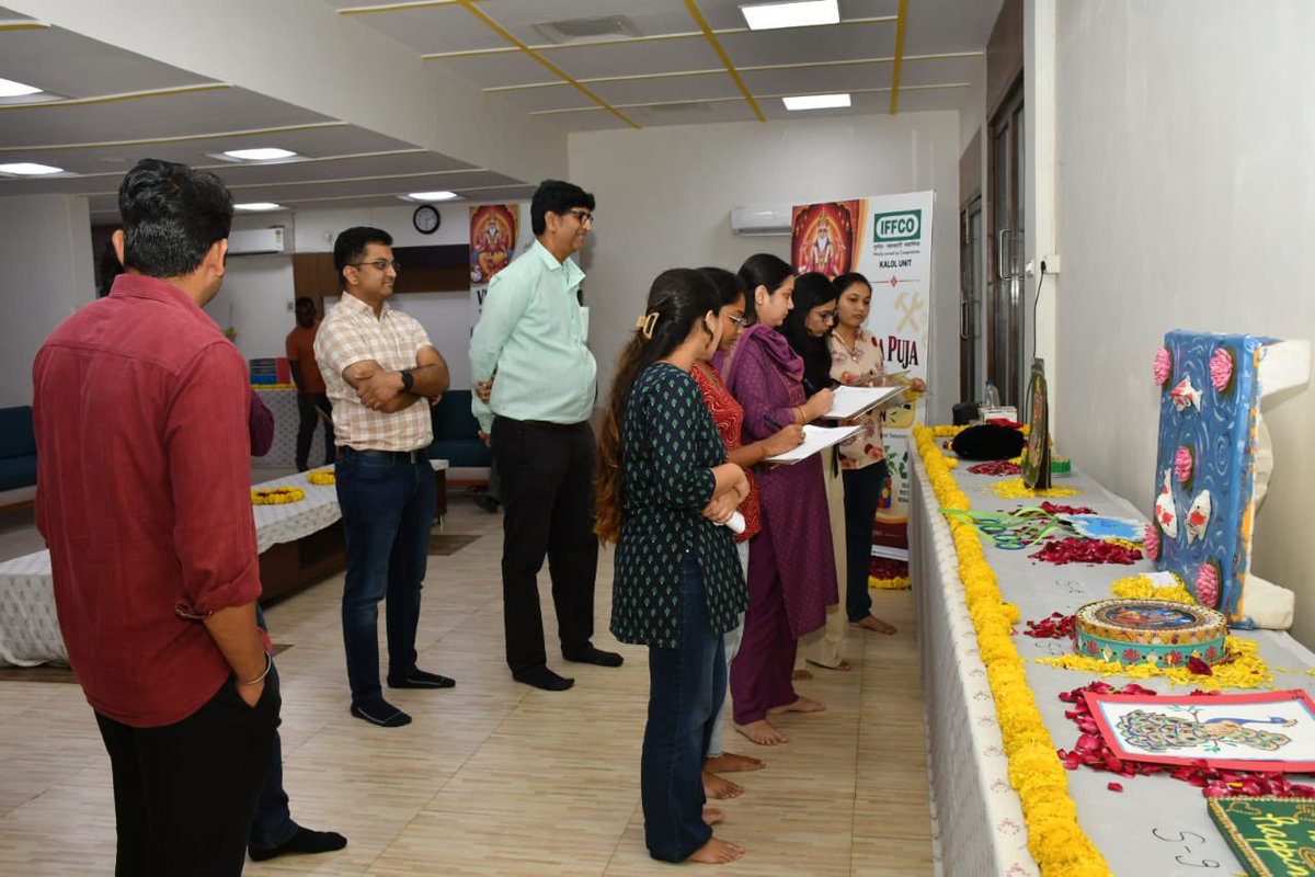pksingh_iffco's tweet photo. विश्वकर्मा पूजा–2026 के अवसर पर आयोजित ‘बेस्ट आउट ऑफ वेस्ट प्रतियोगिता’ को मिले अभूतपूर्व उत्साह ने सभी को आनंदित कर दिया। महिलाओं, पुरुषों एवं विद्यार्थियों ने अनुपयोगी वस्तुओं को उपयोगी और आकर्षक कलाकृतियों में बदलकर अपनी प्रतिभा के साथ पर्यावरण संरक्षण का सुंदर संदेश दिया। ♻️✨

#BestOutOfWaste #विश्वकर्मा_पूजा #IFFCOKalol