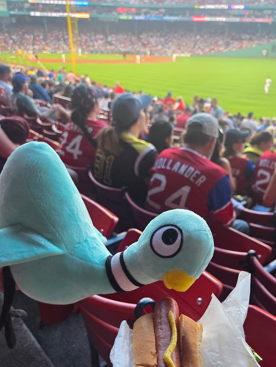 BosChildMuseum's tweet photo. ⚾️The Pigeon has made his way to Fenway Park to watch a baseball game. He even found a hot dog! Join us this weekend for the grand opening of The Pigeon Comes to Boston: A Mo Willems Exhibit at Boston Children’s Museum!

Reserve your visit: https://t.co/AkCGKTzOjd https://t.co/hCiBQkDhLk