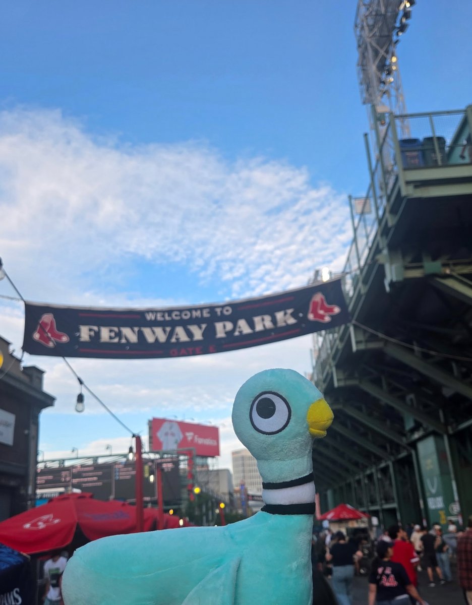 BosChildMuseum's tweet photo. ⚾️The Pigeon has made his way to Fenway Park to watch a baseball game. He even found a hot dog! Join us this weekend for the grand opening of The Pigeon Comes to Boston: A Mo Willems Exhibit at Boston Children’s Museum!

Reserve your visit: https://t.co/AkCGKTzOjd https://t.co/hCiBQkDhLk