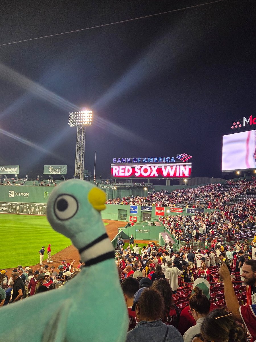 BosChildMuseum's tweet photo. ⚾️The Pigeon has made his way to Fenway Park to watch a baseball game. He even found a hot dog! Join us this weekend for the grand opening of The Pigeon Comes to Boston: A Mo Willems Exhibit at Boston Children’s Museum!

Reserve your visit: https://t.co/AkCGKTzOjd https://t.co/hCiBQkDhLk