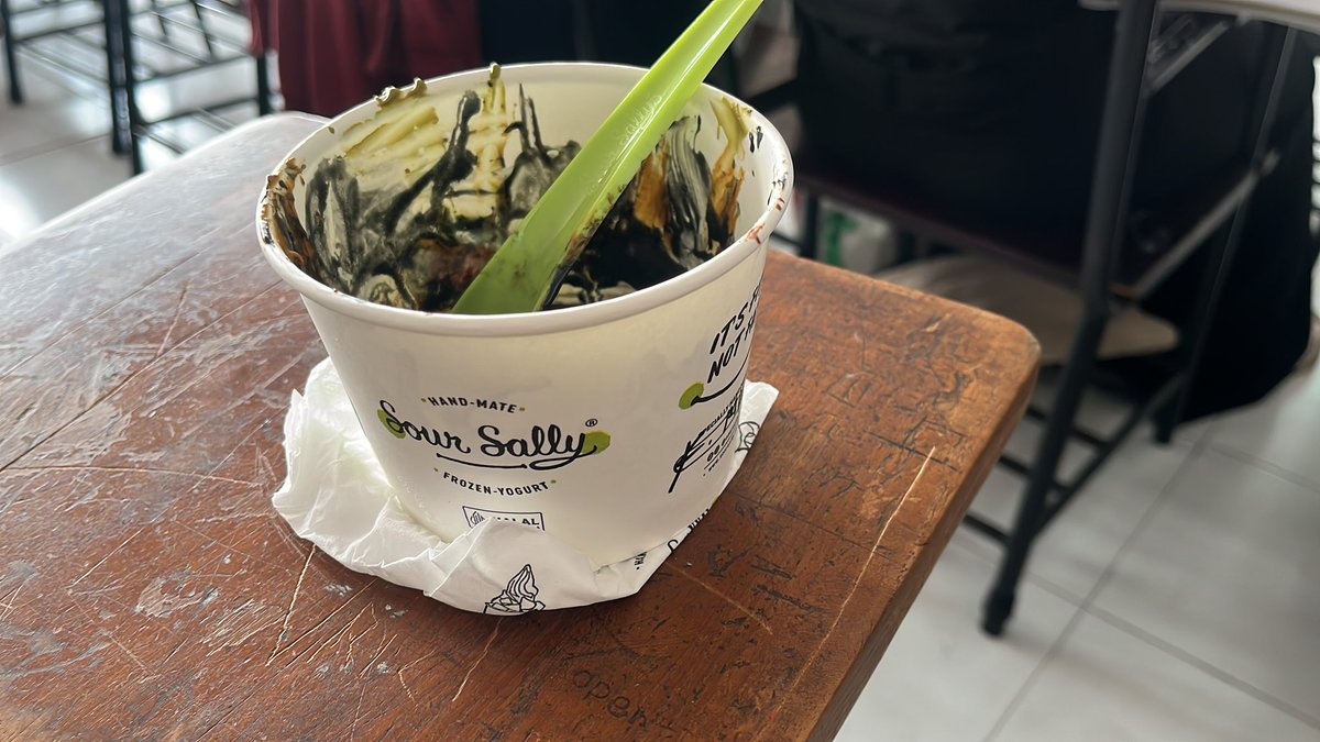 arraseea's tweet photo. first time nyobain sour sally, di gue ga masuk sih.. pricey juga dgn ukuran large yg gue bilang harga nya NANGGUNG sm yg reguler, but oke la https://t.co/piJLPEB0lm