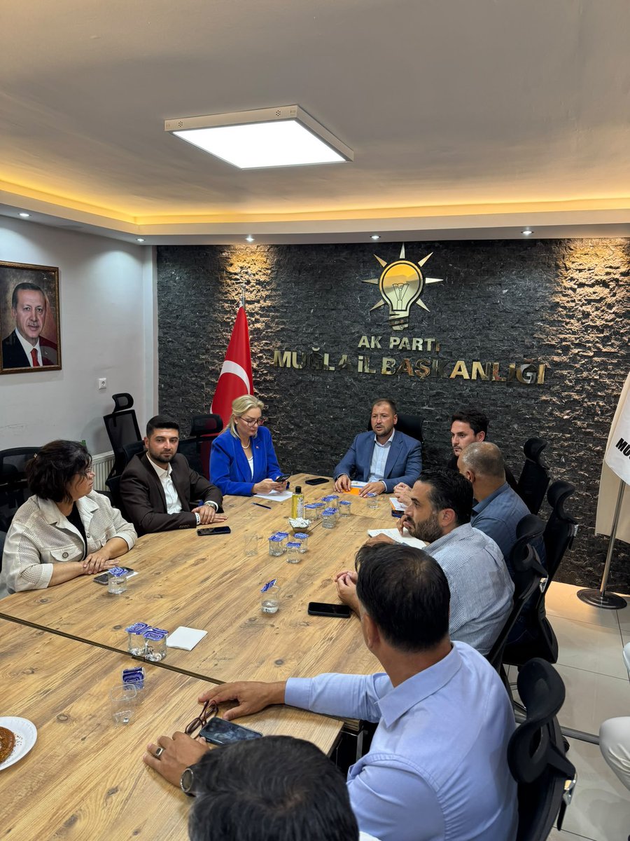 akpartimugla48's tweet photo. İl Yönetim Kurulu Toplantımızı gerçekleştirdik.

Muğla’mızın gündemini, sahadaki çalışmalarımızı ve önümüzdeki dönemde atacağımız adımları değerlendirdik.

Gücümüz teşkilatımız, istikametimiz milletimizdir.

Cumhurbaşkanımız ve Genel Başkanımız Sayın Recep Tayyip Erdoğan’ın liderliğinde, Muğla’mız için kararlılıkla çalışmaya devam edeceğiz. 🇹🇷