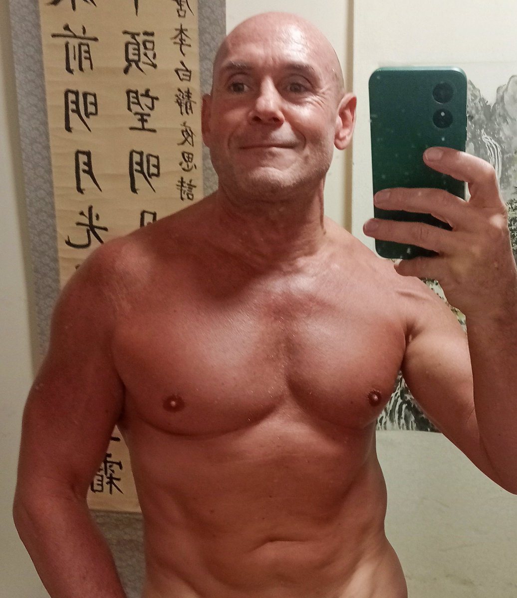 NeilerTheHealer's tweet photo. Got my boobs out 😂🤣💪. https://t.co/TdXbVa0tDQ