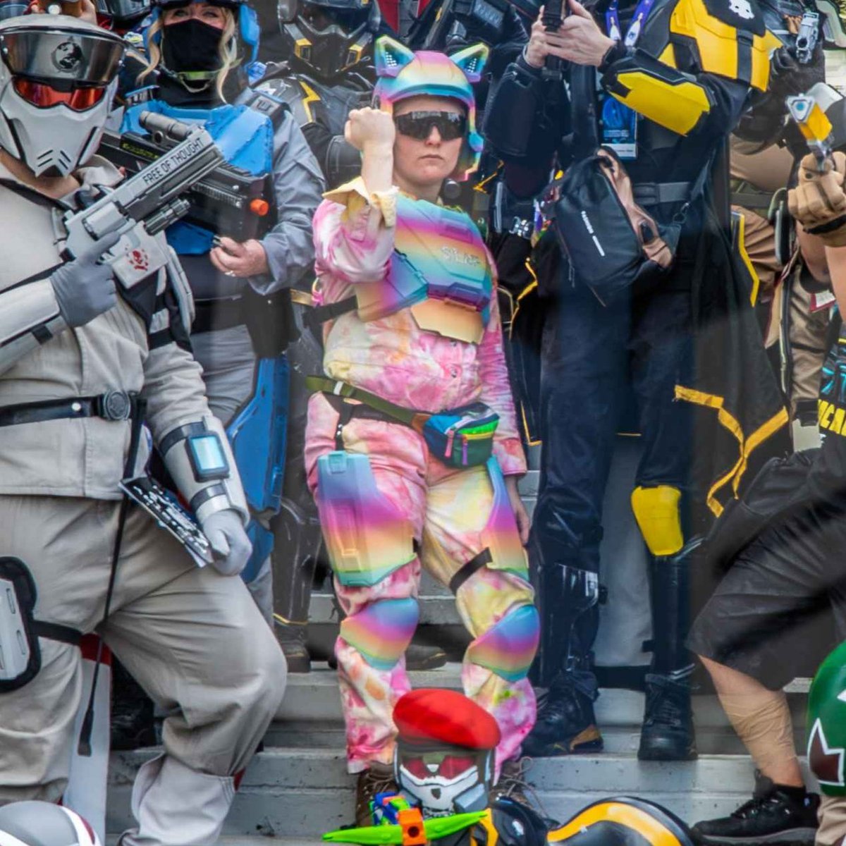 7mrbub's tweet photo. @helldivers2 @Galactic_Armory I don't care if these are pride flags or just colorful gradients and I'm not trying fo insult the person who painted the armor but it's just... not good. Okay maybe the armor itself could've worked if there weren't this colorful shirt and pants that's just doesn't fit with it https://t.co/5Tk4YEie5Y