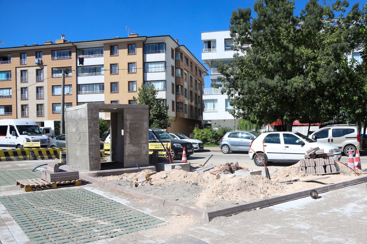 eskisehirbb's tweet photo. 🅿️ Eskişehir’e iki yeni otopark daha geliyor!

Kent içi ulaşımı rahatlatmak ve otopark ihtiyacına kalıcı çözümler üretmek için çalışmalarımızı sürdürüyoruz.

✈️ Vecihi Hürkuş Havacılık Müzesi yanı: 350 araç
📍 Uluönder Mahallesi Rauf Orbay Caddesi: 91 araç

İki yeni açık otoparkımızda çalışmaların sonuna geldik. Tamamlandığında 441 araçlık yeni kapasiteyi daha hemşehrilerimizin kullanımına sunacağız.

#2026EskişehirYılı