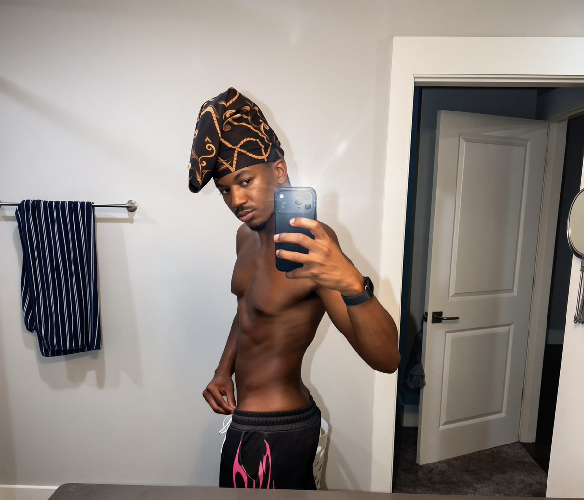 TremayneDantee's tweet photo. My body hurts from the gym but atleast I look good ☺️😍😂 https://t.co/VpXLRr1Vti