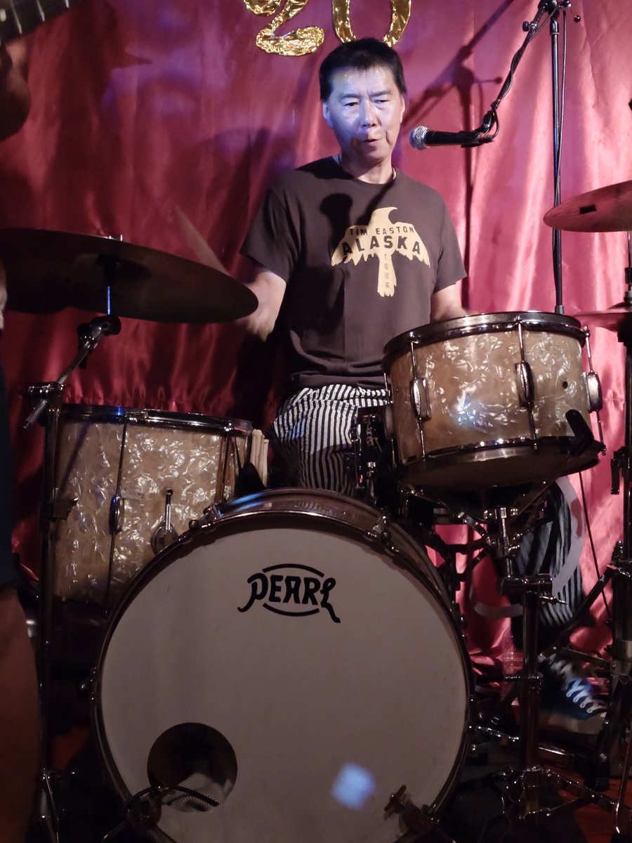 2_basa_Kr's tweet photo. 昨日はムジカジャポニカ🦖🥁よっしーさんドラムはレアスネア仕様で全体的に音に重みがあってかっこよかった👀よっしーさんが叩くと民族楽器みたいな響きがある🪘かっこいい音でいつもより長めのブリッジとか、たくさん楽しいビートを叩き込んでるのが最高でした🥰楽しい時間をありがとうございました！ https://t.co/v5HTsCdjuY