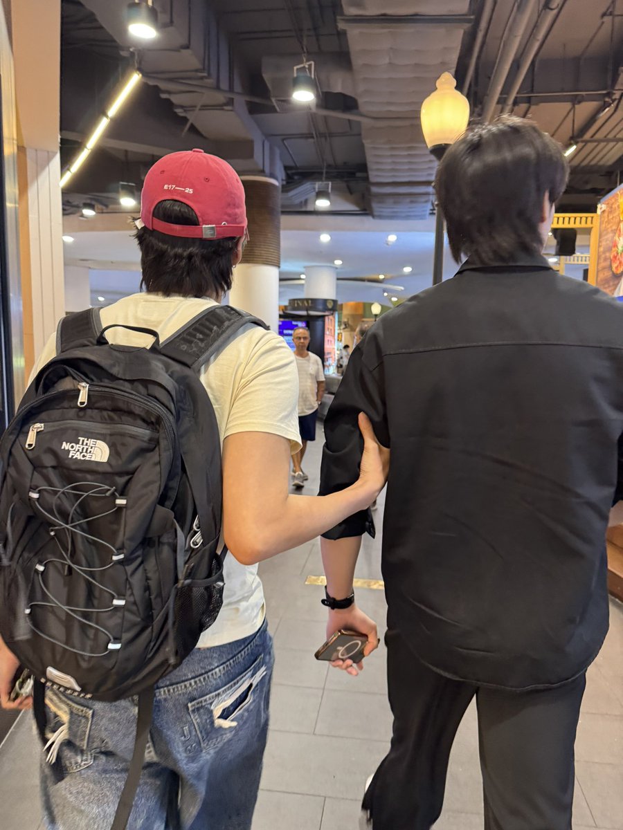 mopnich's tweet photo. น้องกลัวหลงกับผู้ปกครอง https://t.co/BjlDZqA6yk