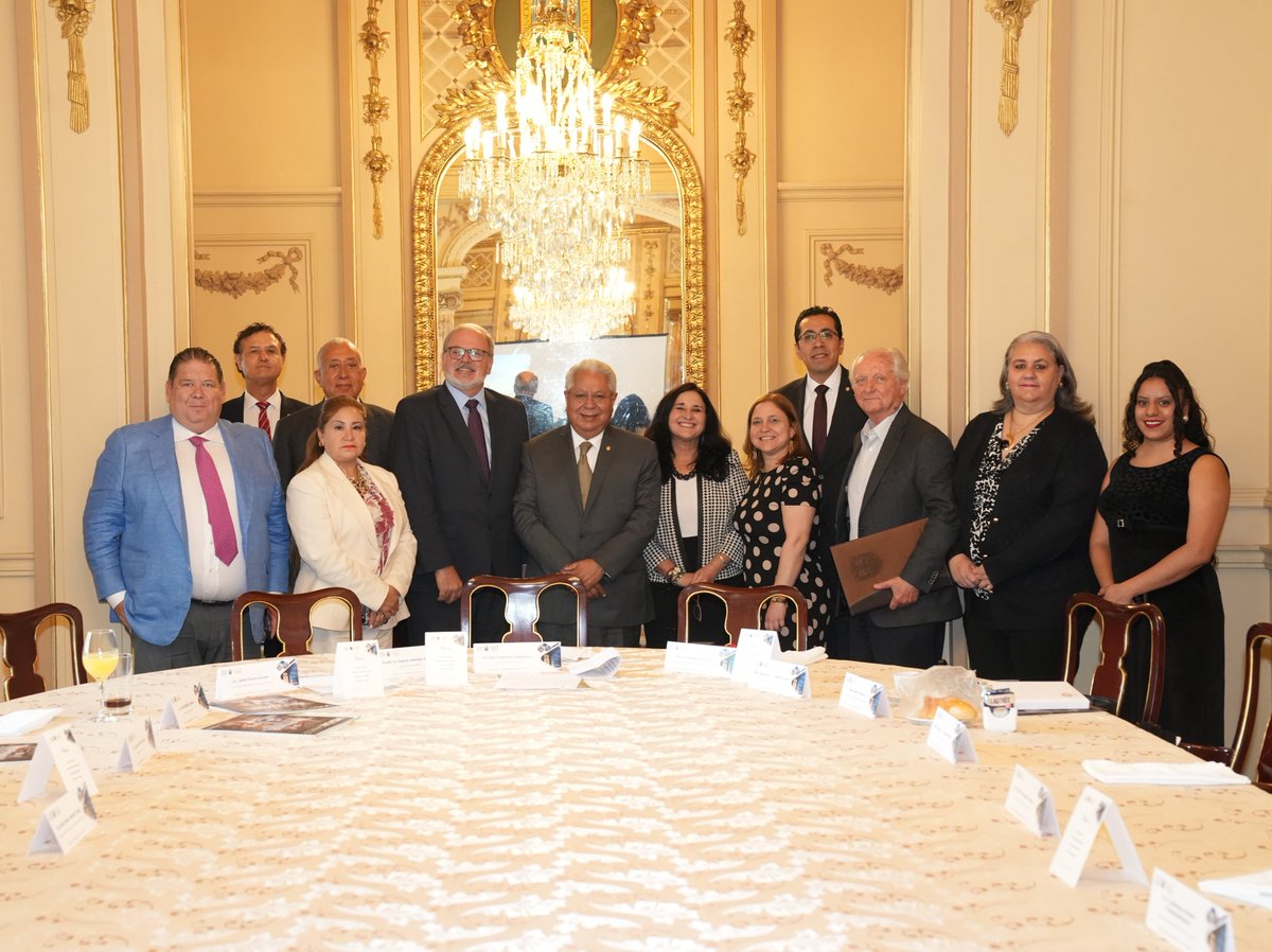 CANACOMexico's tweet photo. La #CanacoCDMX inicia la semana con la distinguida visita de los titulares de la Embajada de Cuba en México.
El presidente del organismo empresarial, @V_Camposeco, se reunió con el Embajador de Cuba en México, el Excmo. Señor Eugenio Martínez Enriquez, con la Embajadora y... https://t.co/Wq9NsHsoQF