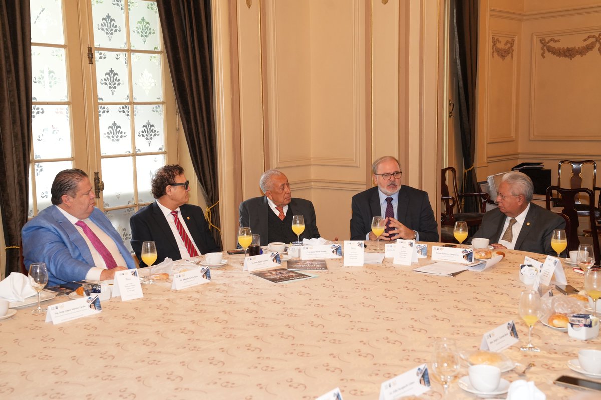 CANACOMexico's tweet photo. La #CanacoCDMX inicia la semana con la distinguida visita de los titulares de la Embajada de Cuba en México.
El presidente del organismo empresarial, @V_Camposeco, se reunió con el Embajador de Cuba en México, el Excmo. Señor Eugenio Martínez Enriquez, con la Embajadora y... https://t.co/Wq9NsHsoQF