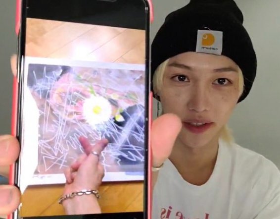 bbokseungah's tweet photo. 5 years ago felix recieved a painting from hyunjin of him and hyunjin holding daisies for his birthday.......... 🥹

https://t.co/aleFBfTl44 https://t.co/5NMTcM7oFR