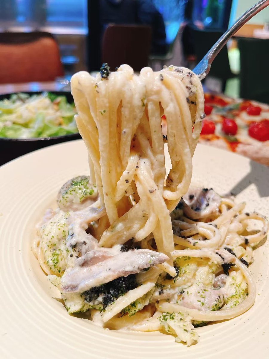 SongEttel's tweet photo. Just had the most indulgent truffle mushroom pasta at that tiny neighborhood bistro in downtown! Creamy, umami-packed, and the truffle aroma hit right away—total win for dinner tonight https://t.co/X7eIFBZHYq