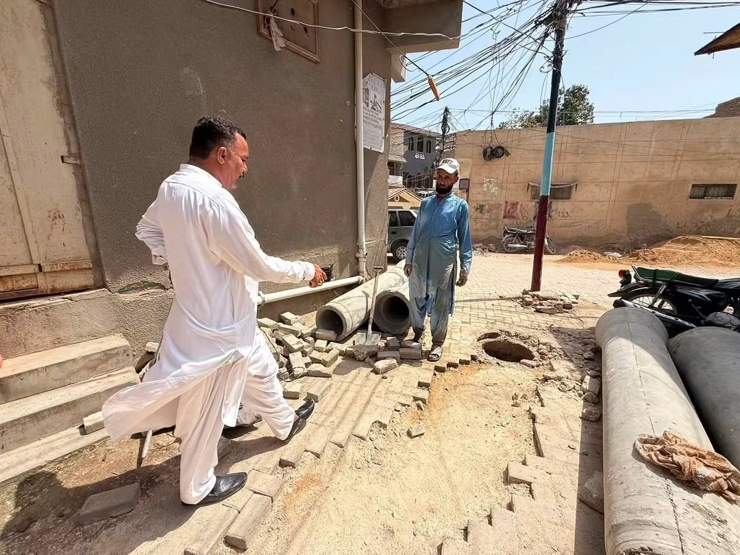 AanwarAbbasi's tweet photo. ميئر حيدرآباد ڪاشف علي شورو جي قيادت ۾ PS-60 ۾ ترقياتي ڪم جاري.

UC-142 جمالي محلي ۽ UC-127 وقار ٽائون ۾ پيور بلاڪ، نيڪالِي آب ۽ گهٽين جي بهتري جو ڪم تيزيءَ سان جاري آهي.

ترقياتي ڪمن سان علائقي واسين کي بهتر رستا ۽ نيڪالِي آب جون سهولتون ملنديون،

#MayorBadalRahaHaiHyd https://t.co/7cc98vGrTr