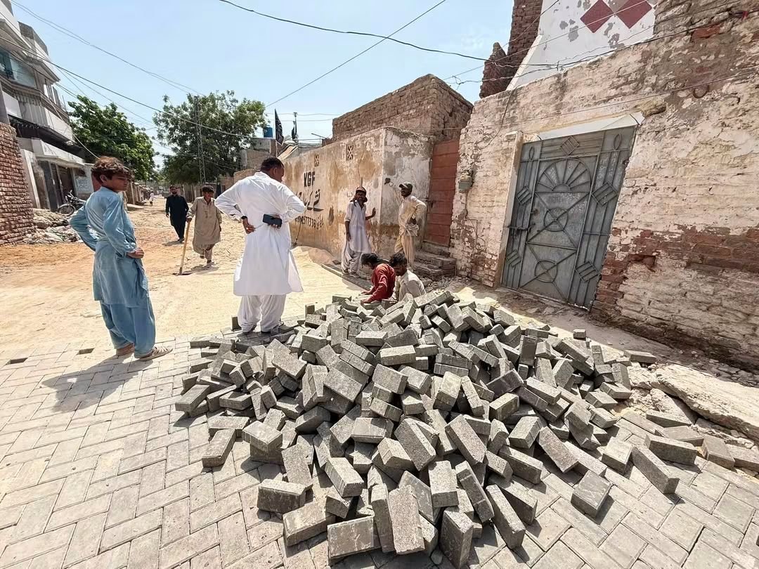 AanwarAbbasi's tweet photo. ميئر حيدرآباد ڪاشف علي شورو جي قيادت ۾ PS-60 ۾ ترقياتي ڪم جاري.

UC-142 جمالي محلي ۽ UC-127 وقار ٽائون ۾ پيور بلاڪ، نيڪالِي آب ۽ گهٽين جي بهتري جو ڪم تيزيءَ سان جاري آهي.

ترقياتي ڪمن سان علائقي واسين کي بهتر رستا ۽ نيڪالِي آب جون سهولتون ملنديون،

#MayorBadalRahaHaiHyd https://t.co/7cc98vGrTr