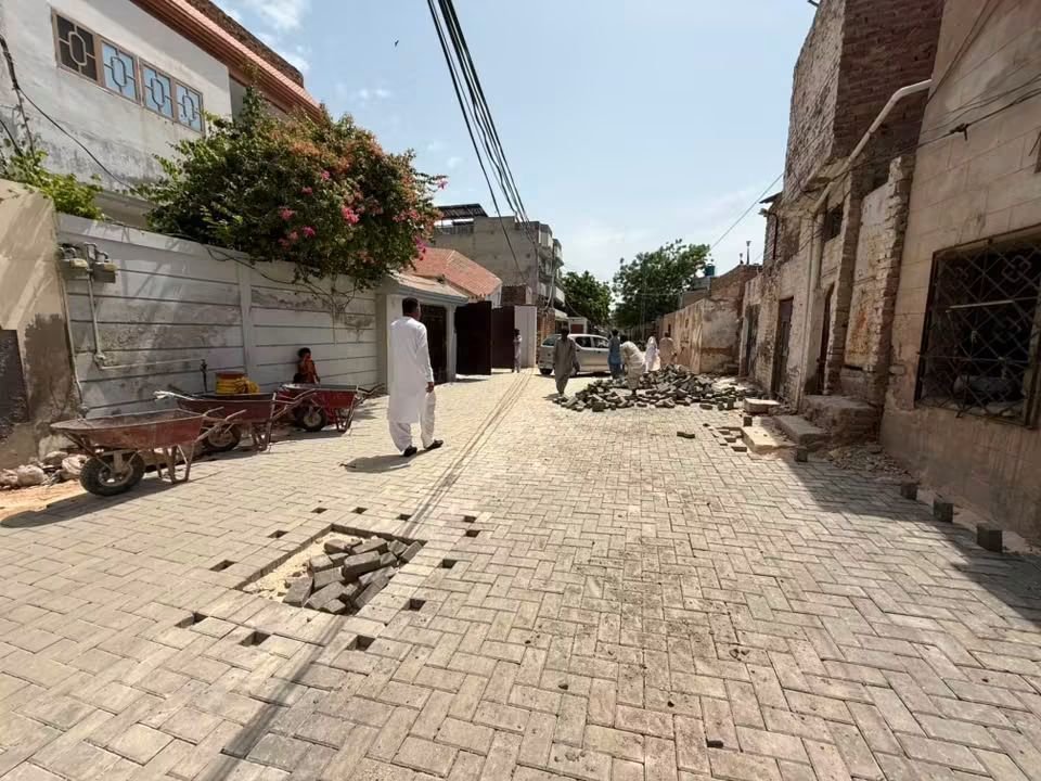 AanwarAbbasi's tweet photo. ميئر حيدرآباد ڪاشف علي شورو جي قيادت ۾ PS-60 ۾ ترقياتي ڪم جاري.

UC-142 جمالي محلي ۽ UC-127 وقار ٽائون ۾ پيور بلاڪ، نيڪالِي آب ۽ گهٽين جي بهتري جو ڪم تيزيءَ سان جاري آهي.

ترقياتي ڪمن سان علائقي واسين کي بهتر رستا ۽ نيڪالِي آب جون سهولتون ملنديون،

#MayorBadalRahaHaiHyd https://t.co/7cc98vGrTr