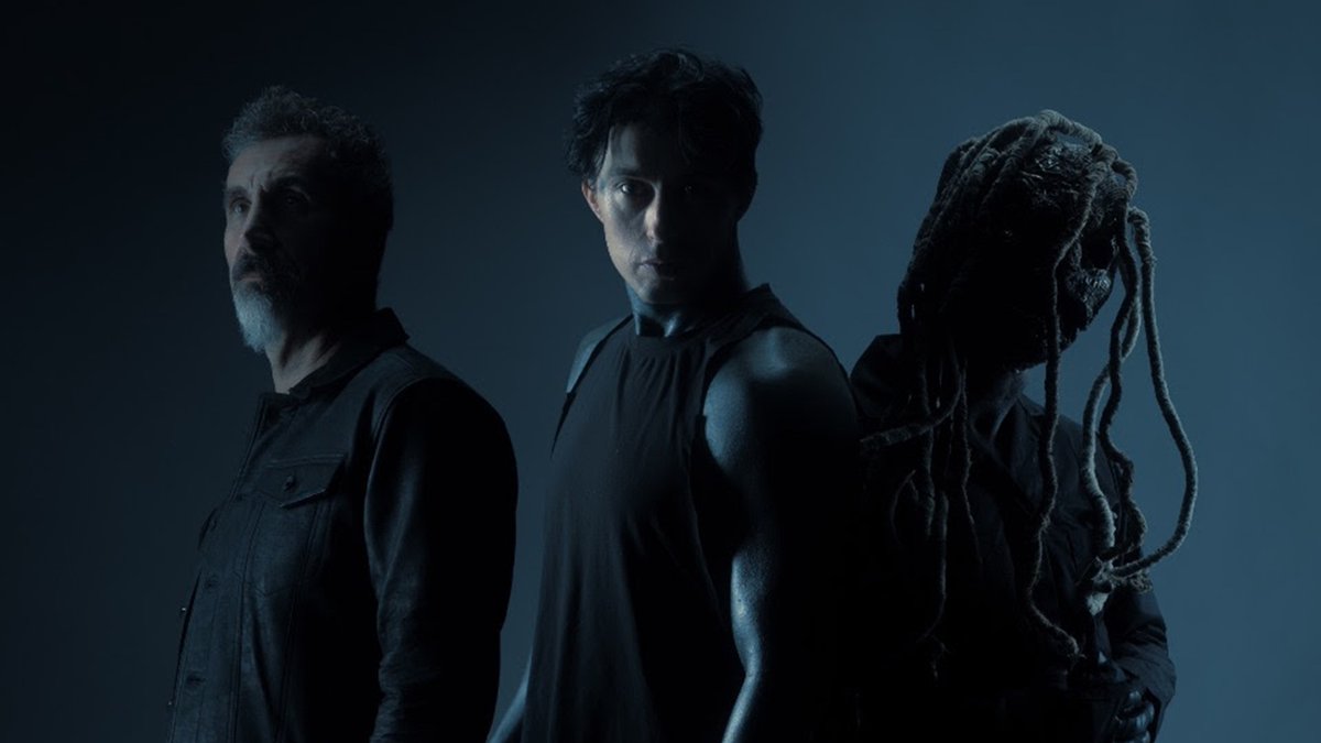 Revolvermag's tweet photo. 😱Hear COREY TAYLOR and SERJ TANKIAN join FALLING IN REVERSE for manic new song “Joseph”
https://t.co/9HWNOCpobC https://t.co/KuIn3Pcs2c