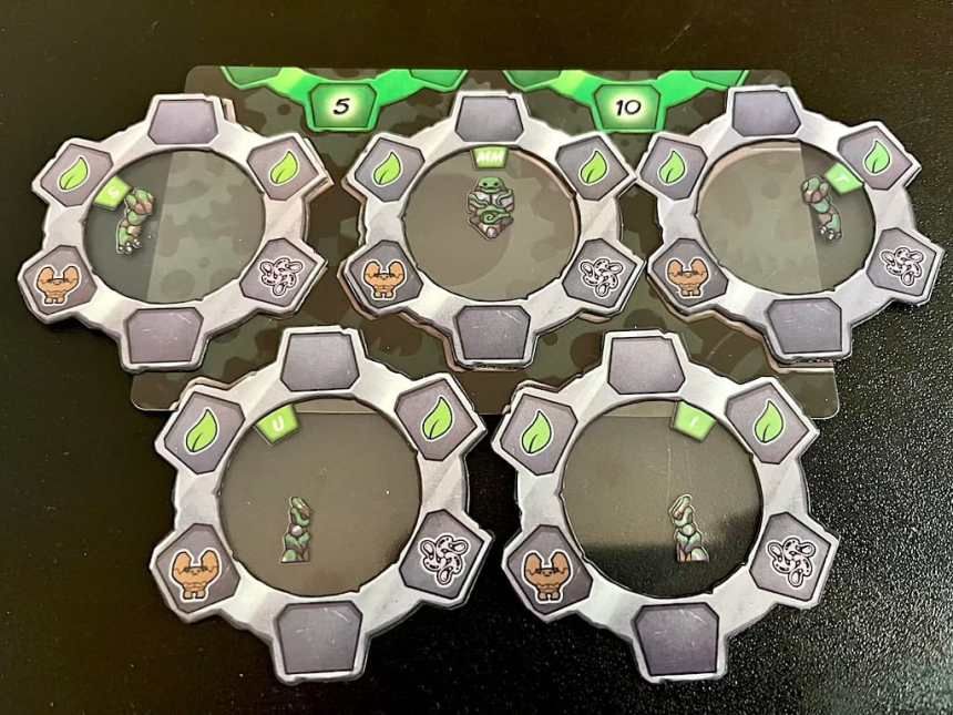 FamilyGamersAA's tweet photo. Build detailed robots from parts in Widget's Workshop, an odd, but quick, drafting game from @phaseshiftgames.

Best for families who want something a bit simpler and less frantic than Galaxy Trucker.

#boardgamereview #draftinggame
https://t.co/7emDsvZv4w https://t.co/jQvYmtuEpy