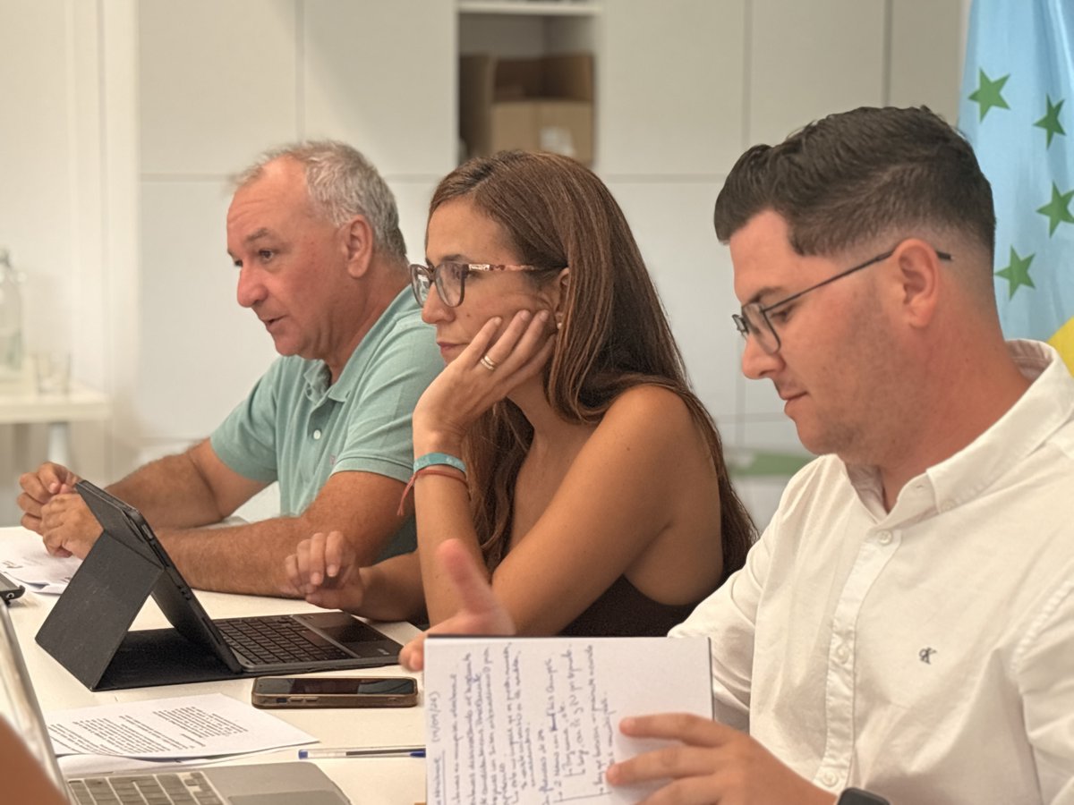 NuevaCanariasBC's tweet photo. Hoy hemos celebrado nuestro primer Sábor Nacional del curso político, poniendo en común ideas, prioridades y toda la fuerza de nuestra organización para afrontar el nuevo ciclo electoral:
Defender a nuestra mayoría social.
Poner límites a un modelo de crecimiento que expulsa.
Proteger nuestros servicios públicos.
Reforzar nuestro autogobierno.
Y volver a poner a Canarias y a su gente en el centro.
Frente a quienes quieren que nos resignemos, nosotros elegimos avanzar.
Con más organización, más propuestas y más ganas que nunca.
El futuro de Canarias no está escrito. Vamos a escribirlo juntos y juntas.
#NCBC #Canarismo #Canarias #GobernarEsMejorar
