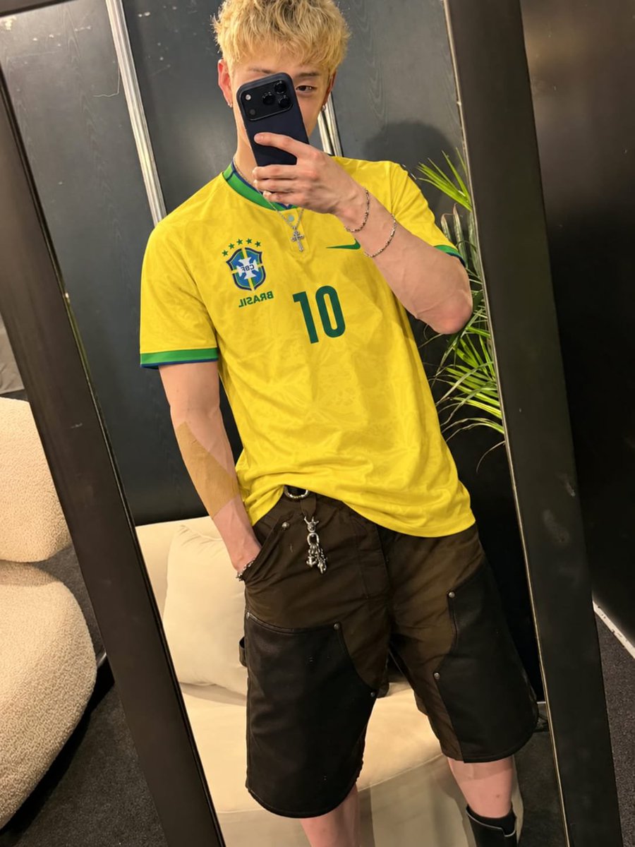 starlightmadu's tweet photo. BUBBLE UPDATE 🫧🐺

" Achei melhor mudar a camiseta kkkkk" 

"Madu jagiya disse que ia me botar pra dormir no sofá..." 

"Brasil Eu te amo 🤍"

"STAYS NOT IN RIO, eu te amo!" 

#staysnotinrio https://t.co/WXkV8DPiSl