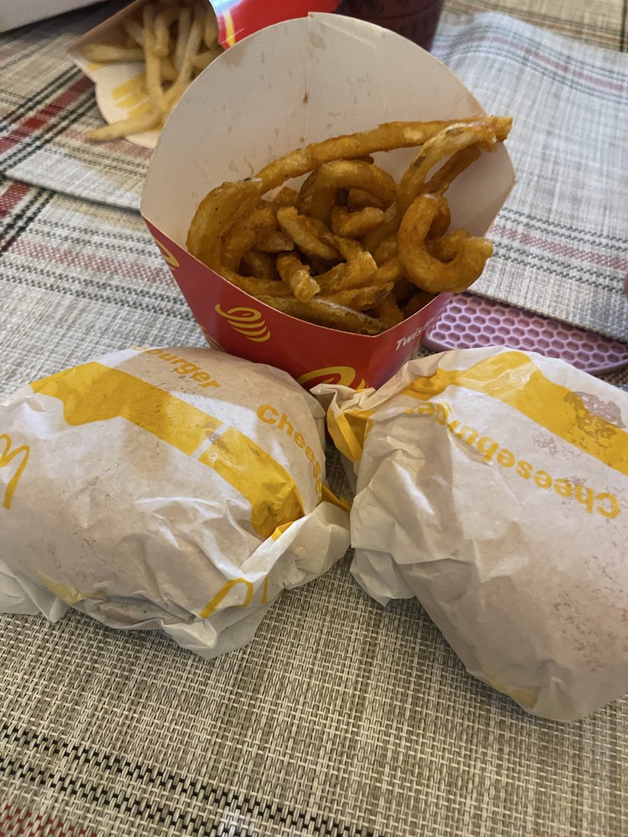 mille36068's tweet photo. double double cheeseburgers https://t.co/6Srn7pTE2c