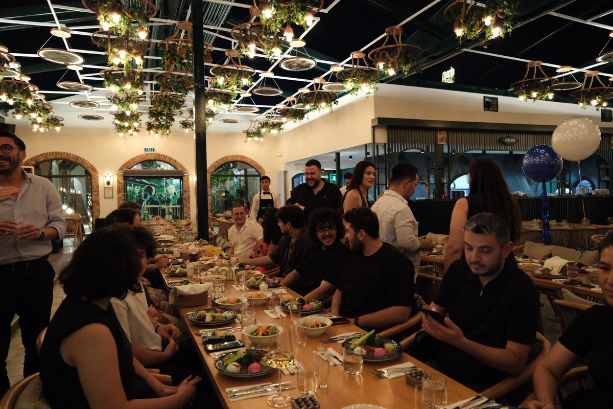 Netinternet's tweet photo. Bugün, yıllar önce kurduğumuz bir hayalin 20. yılındayız. 🎉

Yirmi yılda çok şey değişti; değişmeyen tek şey birbirimize duyduğumuz güven oldu.

Emeği geçen tüm ekip arkadaşlarımıza ve bize güvenen müşterilerimize teşekkür ederiz.

Nice yirmi yıllara. 💙
#Netinternet #20Yıl https://t.co/cr8zQ1oCg1