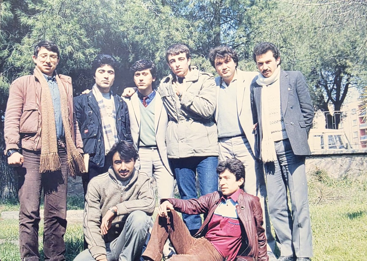 61HarunArslan's tweet photo. Yapay değil, gerçek #seksenler 🇹🇷
Bu paylaşım aynı zamanda merhum #AzizBal kardeşimizi anma paylaşımıdır.

Ah Aziz kardeşim ah...

Sosyal medyada #80'ler akımı başladı; güzel #İzmir'de, Ege Üniversitesi'nde, Bornova Öğrenci Yurdu'nda, Başkent Ankara'da senin damganı vurduğun yıllar gündem oldu ve sen aramızda yoksun Aziz'im.

Okulda sen vardın, yurtta sen vardın, her tartışmada, her kaynaşmada, her uzlaşmada sen vardın; Bornova pazarında sen, İzmir Fuarı'nda sen, Ödemi�� Birgi'de sen, Manisa Sabuncubeli'nde sen vardın Aziz'im.

Merhum Toygun Dikmen hocamızın şefliğinde Ege bölge birincisi olarak Ankara'ya giden Basın Yayın Yüksek Okulu Türk Halk Müziği Korosu'nda da sen vardın Aziz'im.

Yapımcılığını ve yönetmenliğini Hasan Ali Demircan kardeşimle benim yaptığım "israf" konulu mezuniyet filmimizin sunucusu bile sendin Aziz'im.

Ankara'da halkla ilişkiler ajansı kuran, Türk milliyetçiliğini entelektüel anlamda özümseyen, hiç bir siyasi düşünce ayrımı yapmadan herkesin yardımına koşan, merhum Muhsin Başkan'a yol arkadaşı olan, Gündüz Gazetesi'nin Yazı İşleri Müdürlüğünü yapan, bir dönem Türkiye Kamusen'in dergisini de çıkaran sendin Aziz'im.

Ege Üniversitesi'nde, sadece Basın Yayın Yüksek Okulu'nun değil, üniversite başkanımız oldun.

Geriden gelenlere öncü oldun, aramızda Gazi Üniversite'sinde ilk Yüksek Lisans yapan sen oldun.

Anadolu'dan gelen arkadaşlarına kol kanat geren sen, hatta selamımızla gelenlere bile Ankara'da kapısını, gönlünü ve evini açan sendin Aziz'im.

Ve hüzünlü bir Ankara gününde; 2 Nisan 2020'de seni Gölbaşı'ndan ebedi aleme, Hakk'ın rahmetine uğurladık Aziz'im.

Üzerimizde hakkın çok fazla, inşallah helal etmişsindir kardeşim.

Bizden yana varsa hakkımız helal olsun.

Yüce Allah'ın sonsuz lütfu, rahmeti ve mağfireti üzerine olsun. Senden önce ve senden sonra ebedi aleme göçen arkadaşlarımıza da rahmetler olsun.

Ruhun şad, mekanı cennet olsun Aziz kardeşim.

Aradan yıllar geçse de seni hiç unutmayacağız. Seni çok seviyor, arıyor ve özlüyoruz Aziz Bal kardeşim.🇹🇷